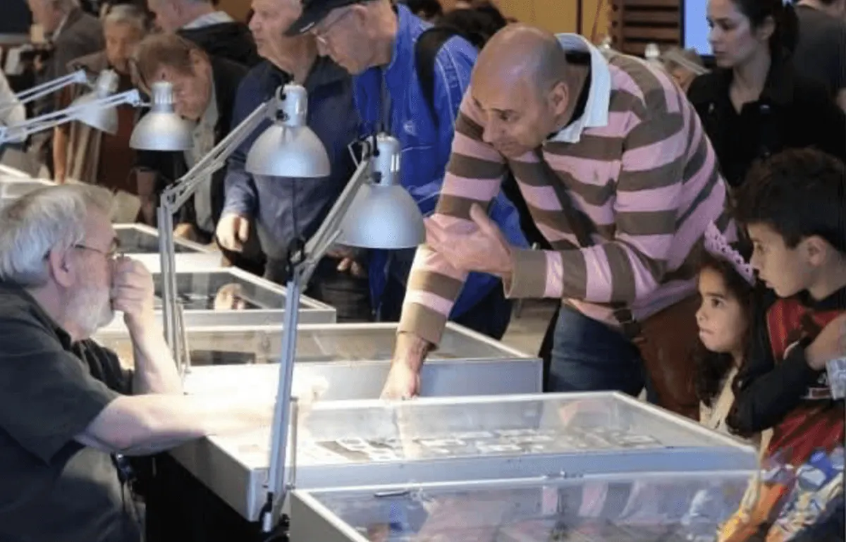 People looking at coins and bills.
